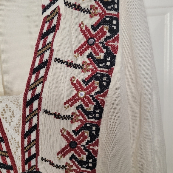 Akemi & Kin Anthropologie Embroidered Sheer Beautiful Blouse Size Medium - Picture 2 of 6